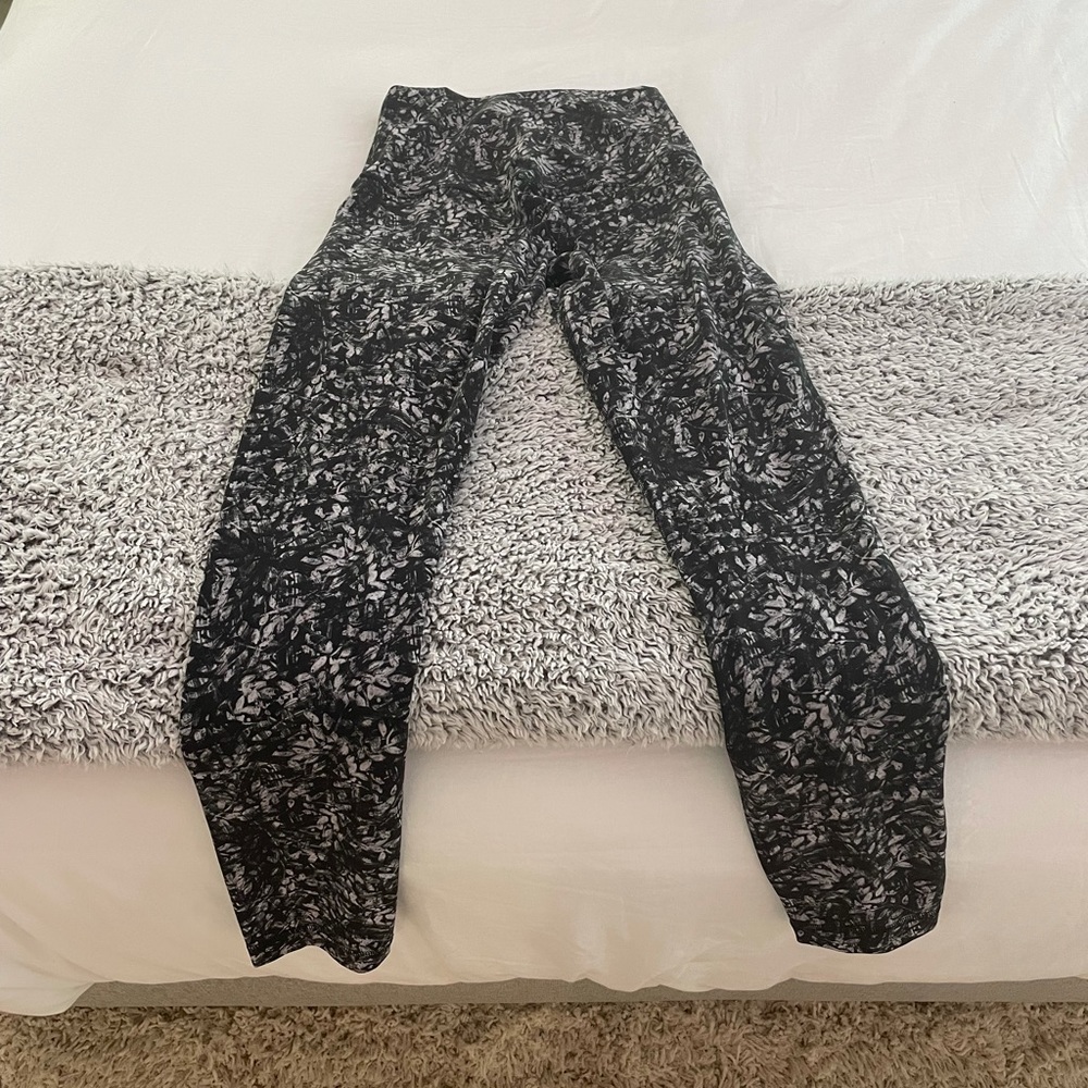 Size 4 NEVER WORN lululemon leggings